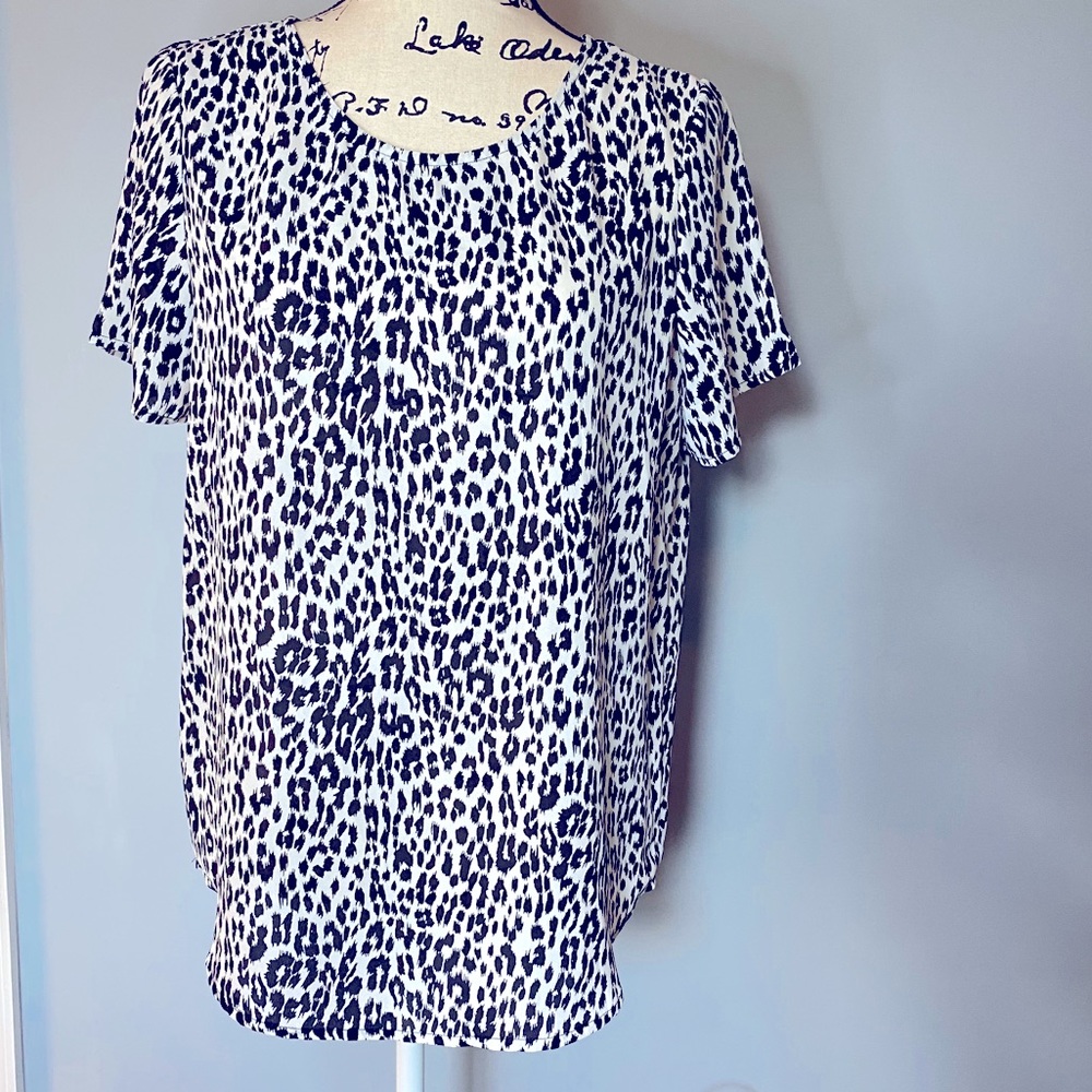 Chelsea & Theodore white & black blouse, Size M.